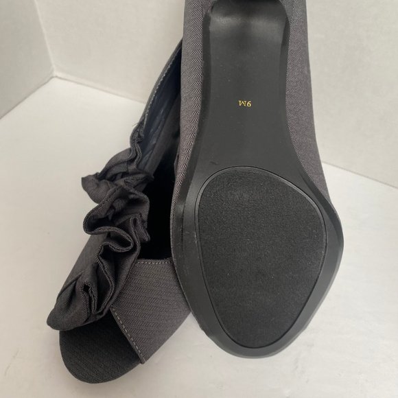 Ann Marino Grey Ruffle Heels In Size 9M - Picture 6 of 6